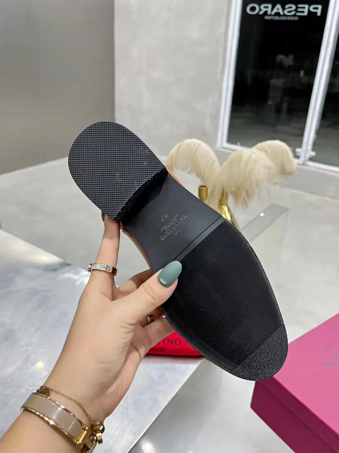 👟👟Ex-factory price 500👟👟 🆕Valentino. Valentino big v-buckle autumn and winter fashion women's boots: comfortable and versatile on the upper feet, showing long legs, fabric: imported first-layer cowhide ⚡The most popular V-buckle ⚡all genuine leather on the inner pads, non-slip and wear-resistant rubber outsole Size: 35−40 (customized size 41)